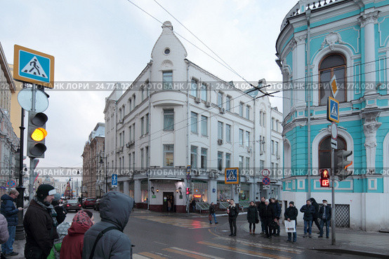 Москва, светофор на Мясницкой улице зимой (2016 год). Редакционное фото, фотограф Дмитрий Неумоин / Фотобанк Лори