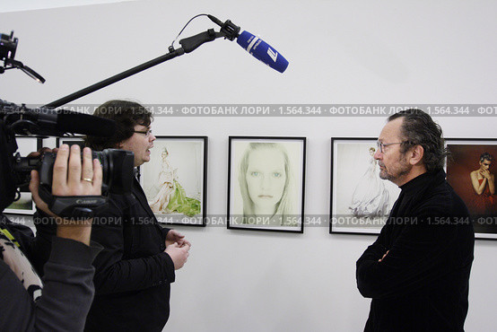 Москва, ЦВЗ "Манеж", открытие "Фотобиеннале 2010". Паоло Роверси / Paolo Roversi. Редакционное фото, фотограф Дмитрий Неумоин / Фотобанк Лори