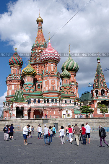 Москва. Туристы около Покровского собора (Храм Василия Блаженного) на Красной площади (2015 год). Редакционное фото, фотограф Илюхина Наталья / Фотобанк Лори