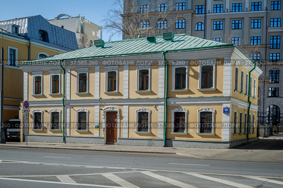 Москва, улица Долгоруковская, 19 строение 1, банк "Интеза" (2022 год). Редакционное фото, фотограф glokaya_kuzdra / Фотобанк Лори
