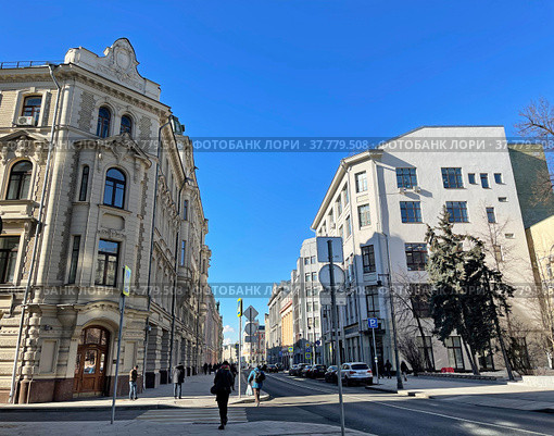 Москва, улица Ильинка весной в солнечый день (2022 год). Редакционное фото, фотограф Овчинникова Ирина / Фотобанк Лори