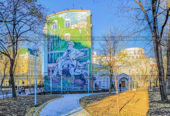 Москва, улица Остоженка. Граффити с портретом русского писателя Ивана Сергеевича Тургенева на фасаде дома 37/7, стр. 2 (2018 год). Редакционное фото, фотограф Виктор Тараканов / Фотобанк Лори