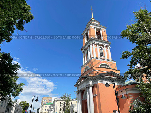 Москва, улица Пятницкая. Храм с колокольней Живоначальной Троицы в Вишняках (2022 год). Стоковое фото, фотограф Овчинникова Ирина / Фотобанк Лори