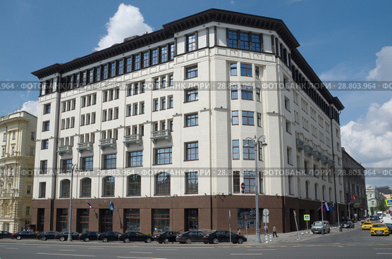 Москва, улица Рождественка, дом 1 с1. Здание Министерства транспорта Российской Федерации, вид с Театрального проезда (2018 год). Редакционное фото, фотограф Елена Коромыслова / Фотобанк Лори