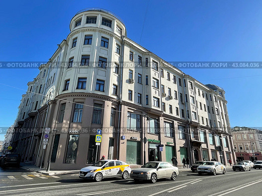Москва, улица Сретенка, дом 26 на фоне синего неба. Дом Санкт-Петербургского общества страхования с кинотеатром «Одеон», 1912—1914 годы. Редакционное фото, фотограф Овчинникова Ирина / Фотобанк Лори