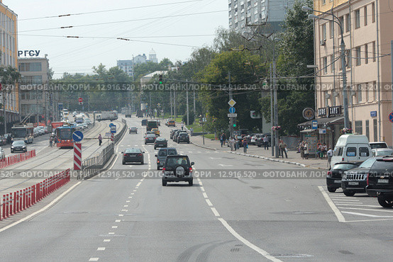 Москва, улица Стромынка летом (2015 год). Редакционное фото, фотограф Дмитрий Неумоин / Фотобанк Лори