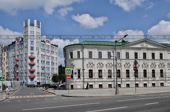 Москва. Улица Воздвиженка. Вид на "Дом Моссельпрома" и здание Россотрудничества (2018 год). Редакционное фото, фотограф Илюхина Наталья / Фотобанк Лори