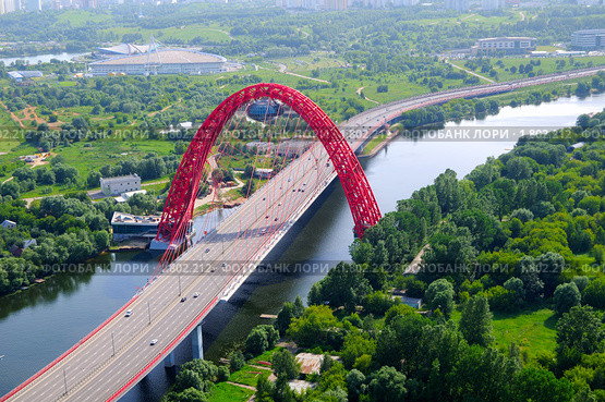 Москва. Вантовый мост Живописный перед Серебряным Бором. Съемка с вертолета (2010 год). Редакционное фото, фотограф Виталий Радунцев / Фотобанк Лори