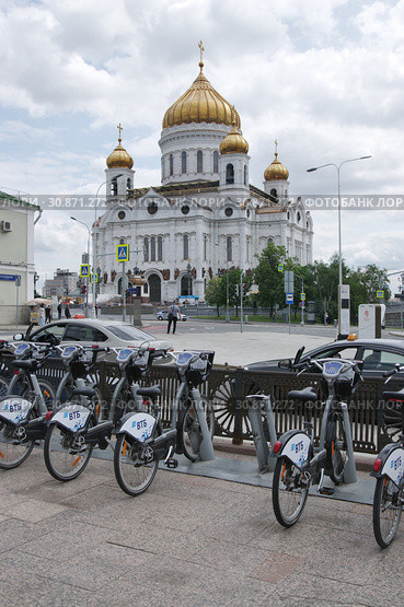 Москва. Велосипедная стоянка около метро "Кропоткинская". Вид на храм Христа Спасителя (2019 год). Редакционное фото, фотограф Илюхина Наталья / Фотобанк Лори