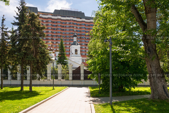 Москва, Вид на 4-й Голутвинский переулок и церковь Николая Чудотворца в Голутвине (Китайское подворье) (2021 год). Стоковое фото, фотограф Pukhov K / Фотобанк Лори