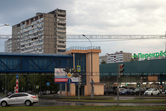 Москва вид на Большой Купавенский проезд и рекламный банер "Служба по контракту" (2023 год). Редакционное фото, фотограф Дмитрий Неумоин / Фотобанк Лори