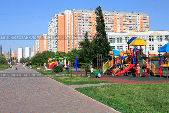 Москва. Вид на бульвар, детскую игровую площадку и многоэтажные жилые дома, микрорайон Марьинский парк (2014 год). Редакционное фото, фотограф Яна Королёва / Фотобанк Лори