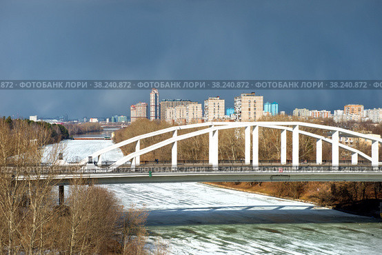 МОСКВА. Вид на Хорошевский мост в весенний день - мост через Хорошевское спрямление Москвы-реки в районе Серебряного бора. Соединяет проспект Маршала Жукова с Таманской улицей (2021 год). Стоковое фото, фотограф Pukhov K / Фотобанк Лори