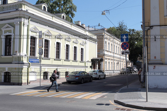 Москва, вид на Малый Харитоньевский переулок со стороны Мясницкой (2018 год). Редакционное фото, фотограф Дмитрий Неумоин / Фотобанк Лори