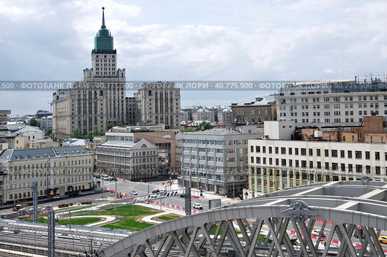 Москва. Вид со смотровой площадки Казанского вокзала на высотное здание на площади Красных Ворот (Садовая-Спасская улица, 21/1) (2023 год). Редакционное фото, фотограф Илюхина Наталья / Фотобанк Лори