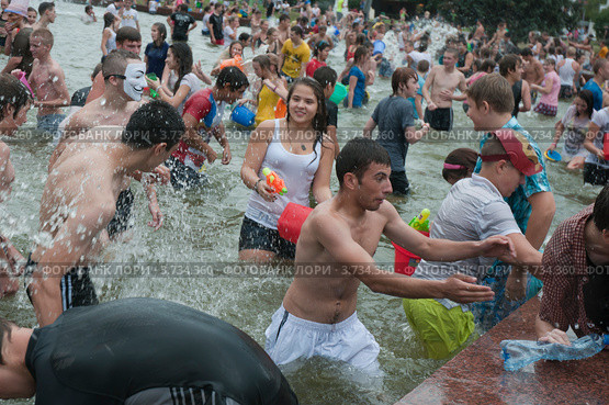 Москва. Водная битва на ВВЦ. Купание в фонтане (2012 год). Редакционное фото, фотограф Ирина Фирсова / Фотобанк Лори