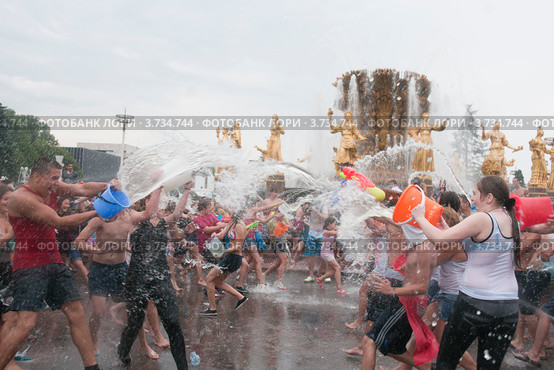 Москва. Водная битва на ВВЦ. Схватка (2012 год). Редакционное фото, фотограф Ирина Фирсова / Фотобанк Лори