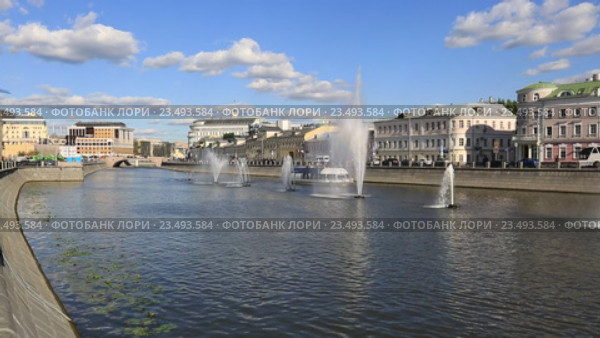 Москва, водоотводной канал. Вид на фонтаны и Кадашевскую набережную (2016 год). Редакционное видео, видеограф Яна Королёва / Фотобанк Лори