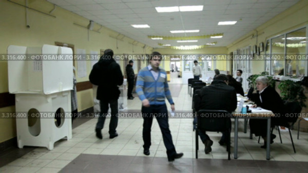 Москва, выборы Президента России, избирательный участок 2551 (2012 год). Редакционное видео, видеограф Игорь Долгов / Фотобанк Лори