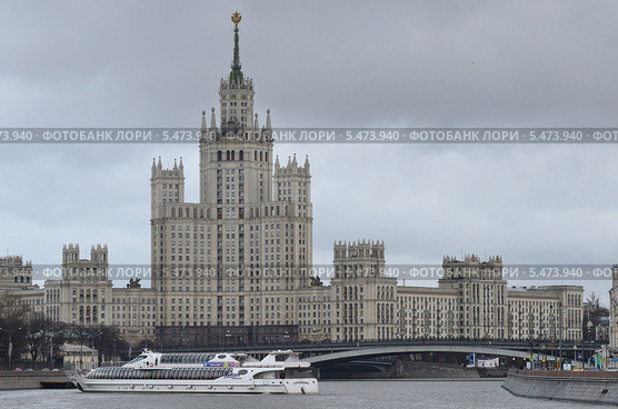 Москва, высотный дом на Котельнической набережной в пасмурную, дождливую погоду (2014 год). Редакционное фото, фотограф Овчинникова Ирина / Фотобанк Лори
