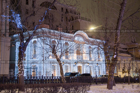 Москва. Здание кафе "Пушкин", украшенное гирляндами (2016 год). Редакционное фото, фотограф Emelinna / Фотобанк Лори