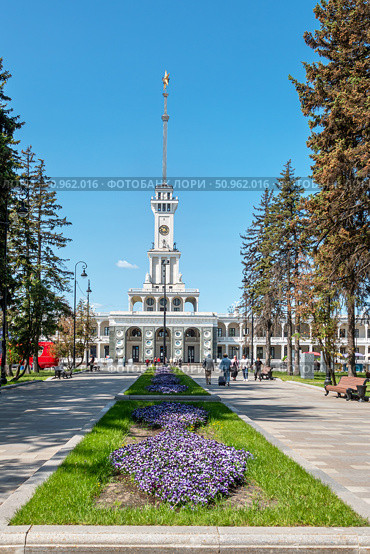 Москва, здание Северного речного вокзала. Вид с главной аллеи парка. Редакционное фото, фотограф Лариса Гордеева / Фотобанк Лори