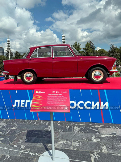 Москвич-408 . Советский автомобиль . Автомобильный фестиваль «ПроДвижение» на  ВДНХ  в Москве. Редакционное фото, фотограф stargal / Фотобанк Лори