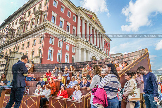Москвичи и гости столицы на Тверской улице во время праздника Дня города (2017 год). Редакционное фото, фотограф Виктор Тараканов / Фотобанк Лори