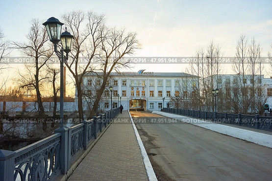 Мост через реку Иж и проходная предприятия Ижсталь компании Мечел в городе Ижевске. Bridge over the Izh River and the checkpoint of the Izhstal plant of the Mechel company in the city of Izhevsk. Редакционное фото, фотограф Юрий Карачев / Фотобанк Лори