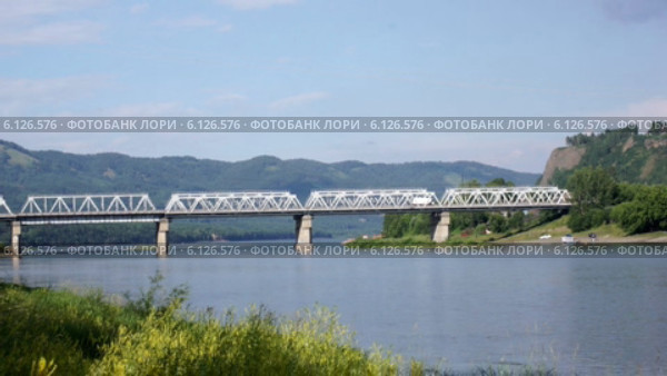 Мост через реку Ману, поселок Усть-Мана (2014 год). Стоковое видео, видеограф Konstantin Kartashov / Фотобанк Лори