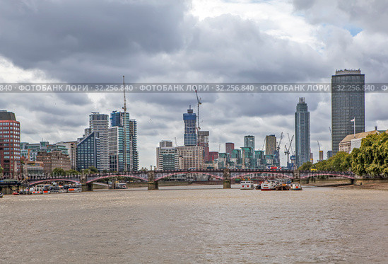 Мост Ламбет (Lambet Bridge) и Лондонский Сити (City of London). Лондон. Великобритания (2019 год). Редакционное фото, фотограф Сергей Афанасьев / Фотобанк Лори