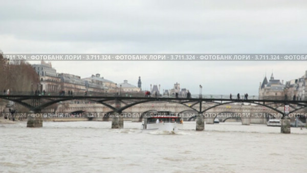 Мост Pont des Arts, вид с Сены, Париж, Франция (2010 год). Стоковое видео, видеограф Losevsky Pavel / Фотобанк Лори
