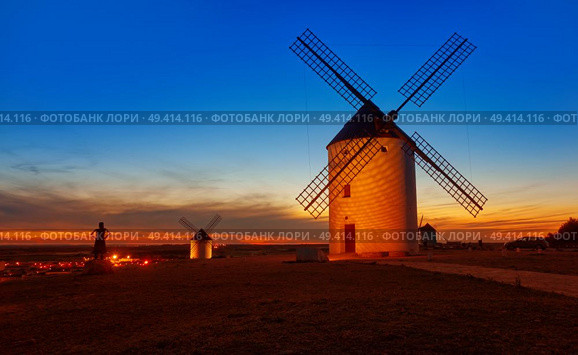 Mota del Cuervo windmills in Cuenca at Castile la Mancha of spain. Стоковое фото, агентство Ingram Publishing / Фотобанк Лори