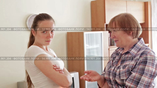 Mother and adult daughter having quarrel in home. Стоковое видео, видеограф Яков Филимонов / Фотобанк Лори