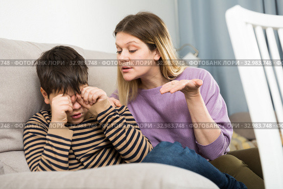 Mother and offended son crying during arguing in domestic interior. Стоковое фото, фотограф Яков Филимонов / Фотобанк Лори