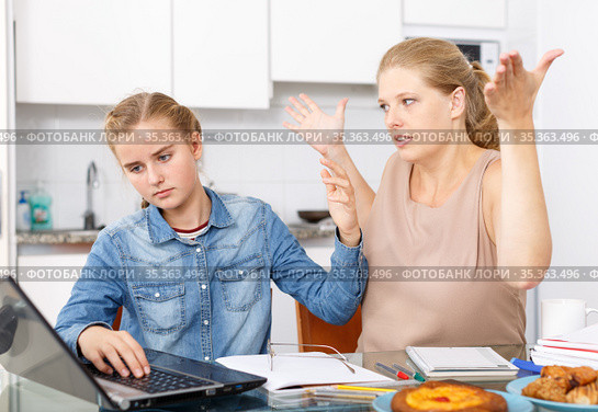 Mother scolds daughter for poor grades. Стоковое фото, фотограф Яков Филимонов / Фотобанк Лори