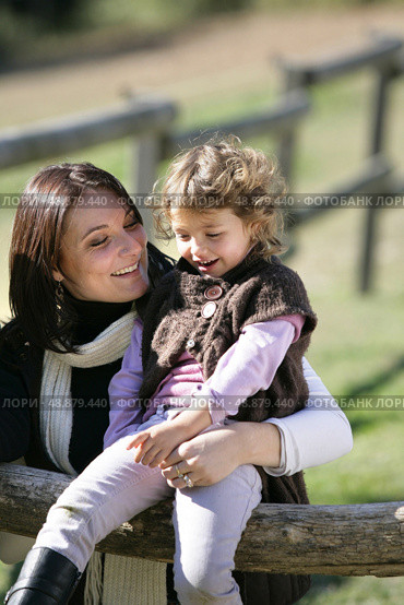 Mother spending quality time with her daughter in the countryside. Стоковое фото, агентство Ingram Publishing / Фотобанк Лори
