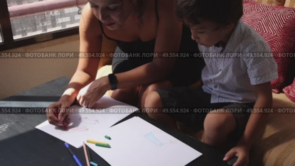 Mother teaching son to draw with crayons. Стоковое видео, видеограф Константин Шишкин / Фотобанк Лори