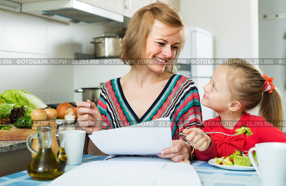 Mother working and girl eating. Стоковое фото, фотограф Яков Филимонов / Фотобанк Лори