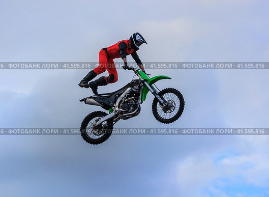 Moto freestyle jump rider on motorcycle. Стоковое фото, фотограф Юрий Бизгаймер / Фотобанк Лори
