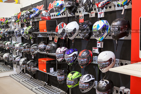 Motorcycle outfit as helmets is in the Allright shop in Vantaa retail park. It is store with motorcycles and racing equipment selling (2018 год). Редакционное фото, фотограф Кекяляйнен Андрей / Фотобанк Лори