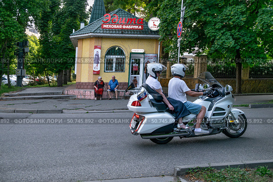 Мотоциклист с пасажиркой на мотоцикле "Honda GL 1800 Gold Wing" на улице г. Ессентуки. Редакционное фото, фотограф Лариса Веселова / Фотобанк Лори