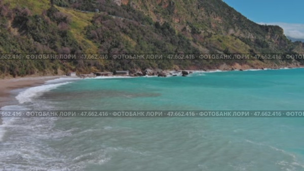 Mountain coast and turquoise sea waves. Стоковое видео, видеограф Михаил Коханчиков / Фотобанк Лори