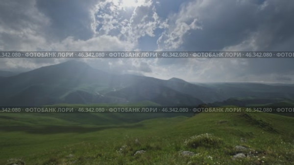 Mountain landscape with sun rays. Стоковое видео, видеограф Михаил Коханчиков / Фотобанк Лори