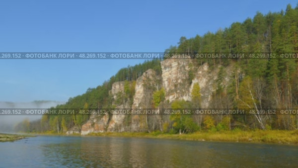 Mountain river landscape with fog in morning, 4k. Стоковое видео, видеограф Михаил Коханчиков / Фотобанк Лори