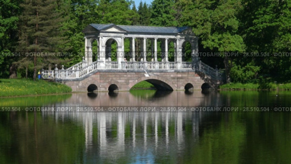 Мраморный мост в Екатерининском парке солнечным днем. Царское Село, Санкт-Петербург (2018 год). Редакционное видео, видеограф Виктор Карасев / Фотобанк Лори