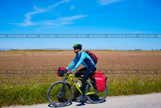 MTB Biker Bicycle touring with pannier racks and saddlebag. Стоковое фото, агентство Ingram Publishing / Фотобанк Лори