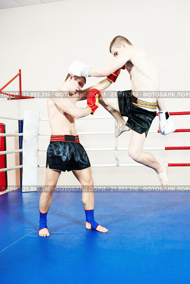 Muay thai sportsman fighting at boxing ring. Стоковое фото, фотограф Дмитрий Калиновский / Фотобанк Лори