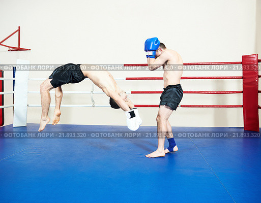 Muay thai sportsman fighting at boxing ring. Стоковое фото, фотограф Дмитрий Калиновский / Фотобанк Лори