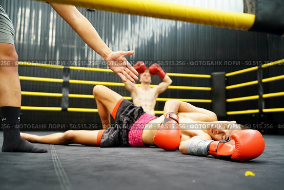Muay Thai, The martial art of Thailand, The judges must count from one to ten when a boxer is knocked out to give him a chance to stand up to fighting or surrendering. Стоковое фото, агентство Ingram Publishing / Фотобанк Лори